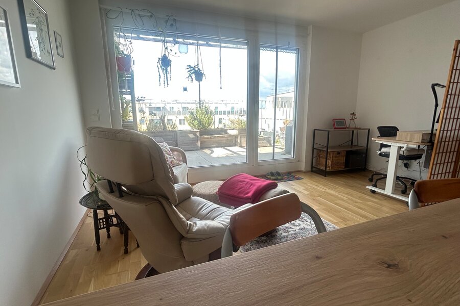 living room with balcony and small office space | © katharina bauer