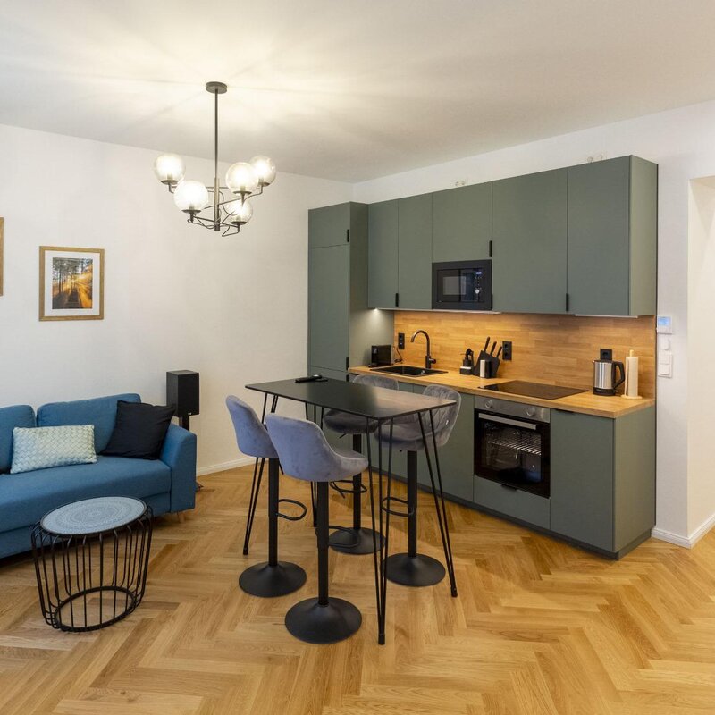 Heller Wohnbereich mit offener Küche & Kücheninsel – 2-Zimmer-Wohnung zur Kurzzeitmiete, Wohnen auf Zeit 1 bis 6 Monate, Wien
