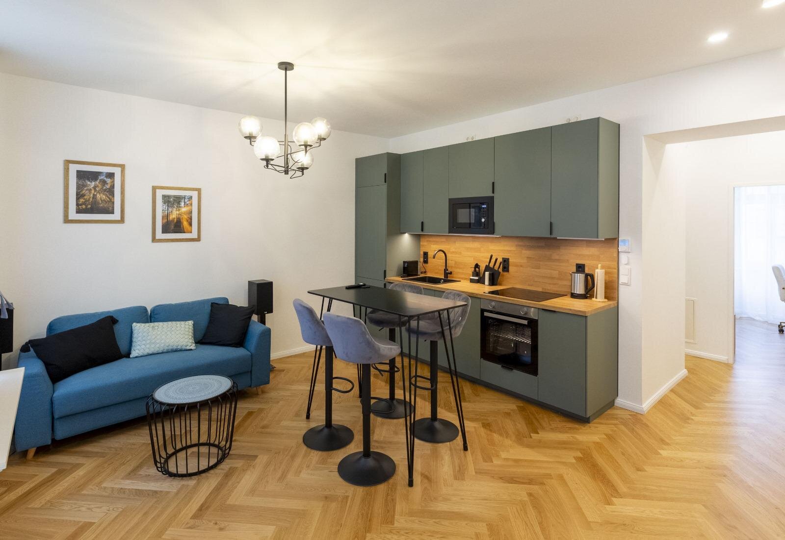 Heller Wohnbereich mit offener Küche & Kücheninsel – 2-Zimmer-Wohnung zur Kurzzeitmiete, Wohnen auf Zeit 1 bis 6 Monate, Wien