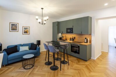Heller Wohnbereich mit offener Küche & Kücheninsel – 2-Zimmer-Wohnung zur Kurzzeitmiete, Wohnen auf Zeit 1 bis 6 Monate, Wien