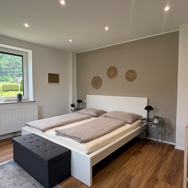 Helles Schlafzimmer mit Doppelbett & Holzboden – 3-Zimmer Wohnung zur Kurzzeitmiete in Arnoldstein, Wohnen auf Zeit 1–6 Monate