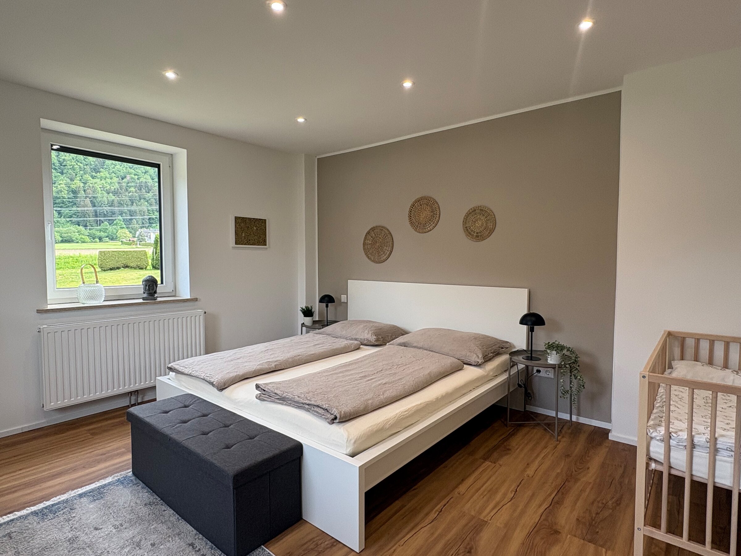 Helles Schlafzimmer mit Doppelbett & Holzboden – 3-Zimmer Wohnung zur Kurzzeitmiete in Arnoldstein, Wohnen auf Zeit 1–6 Monate