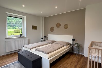 Helles Schlafzimmer mit Doppelbett & Holzboden – 3-Zimmer Wohnung zur Kurzzeitmiete in Arnoldstein, Wohnen auf Zeit 1–6 Monate