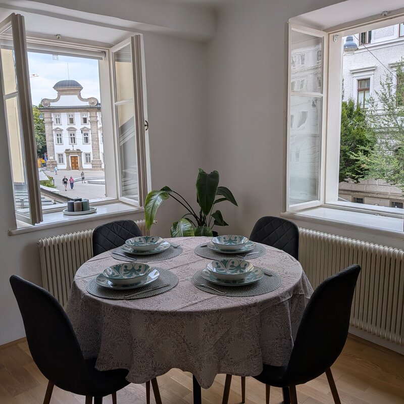 Heller Essplatz mit Altstadtblick – stilvoll, zentral und direkt am Kajetanerplatz. | © Vermieter