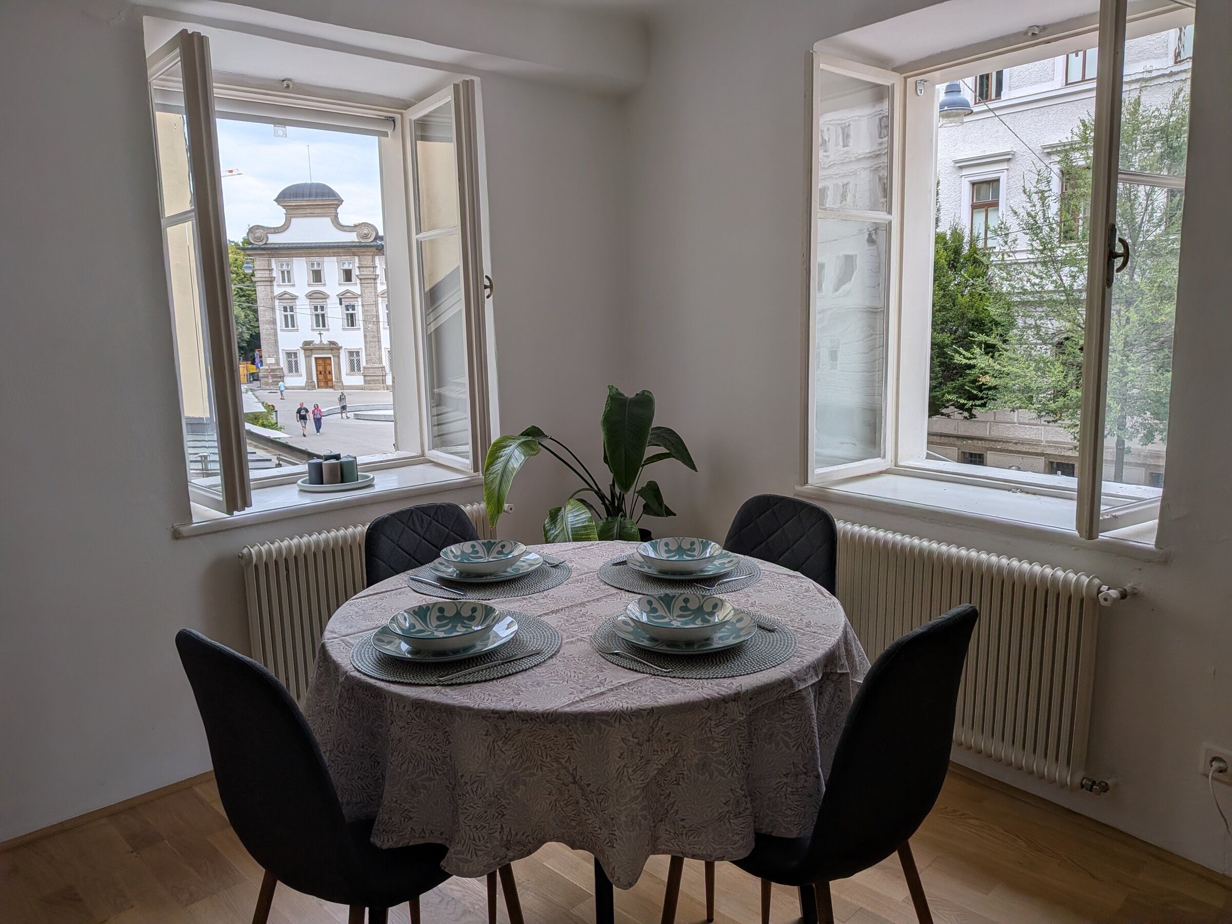Heller Essplatz mit Altstadtblick – stilvoll, zentral und direkt am Kajetanerplatz. | © Vermieter