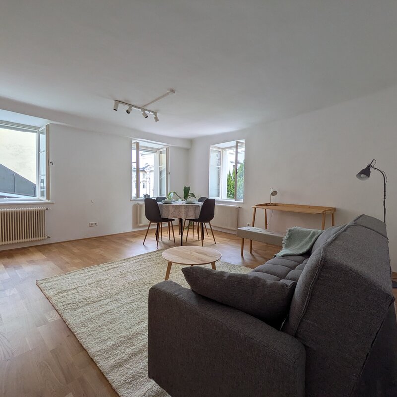 Ein moderner, lichtdurchfluteter Wohn‑ und Essbereich mit stilvollen Möbeln und ruhiger Atmosphäre – ideal zum Entspannen und Genießen. | © Vermieter