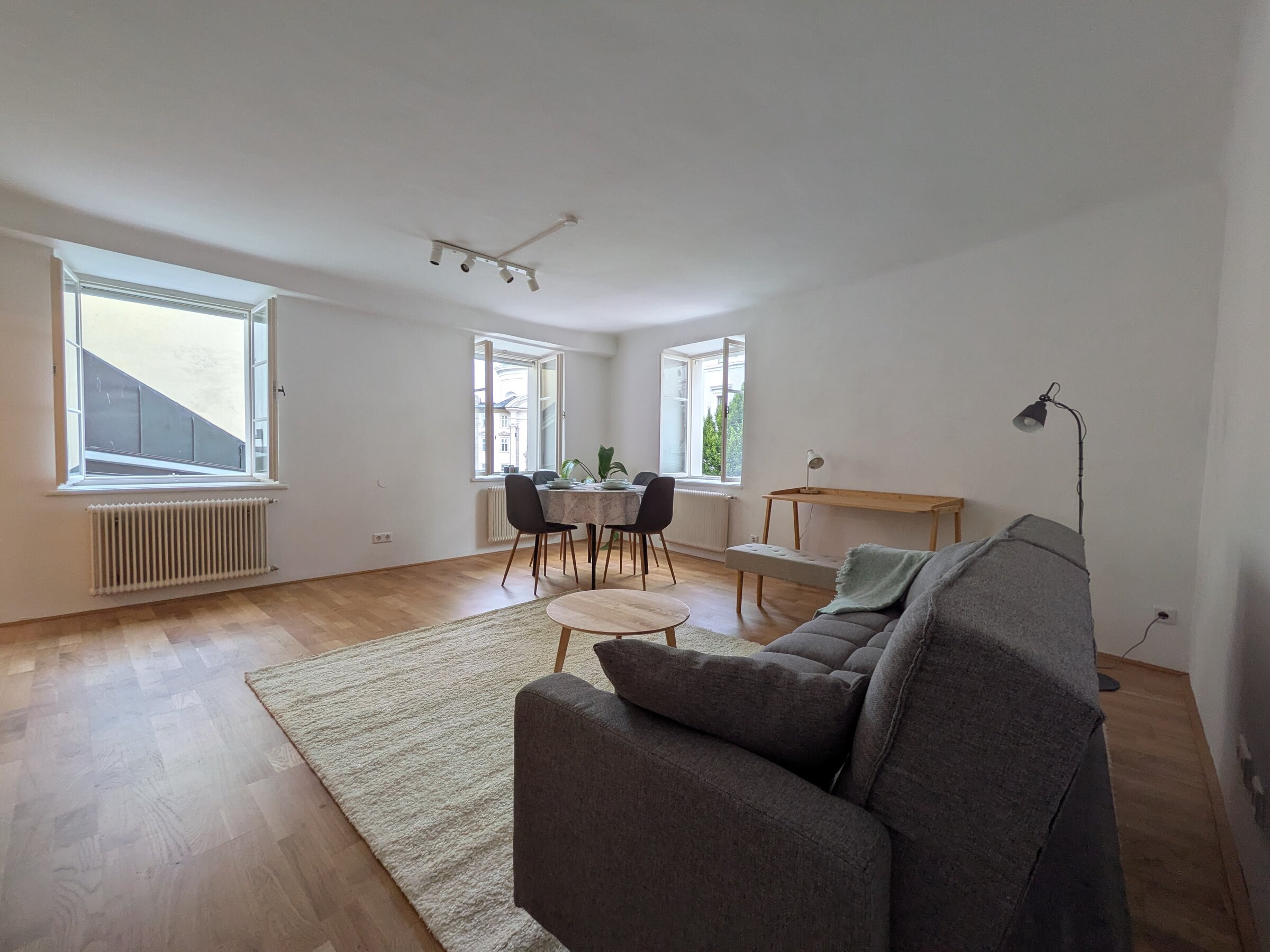 Ein moderner, lichtdurchfluteter Wohn‑ und Essbereich mit stilvollen Möbeln und ruhiger Atmosphäre – ideal zum Entspannen und Genießen. | © Vermieter