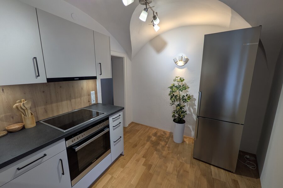 Ein klar gestalteter Küchenbereich mit hochwertigen Geräten, stilvollen Details und einem harmonischen Mix aus Holz und Edelstahl. | © Vermieter