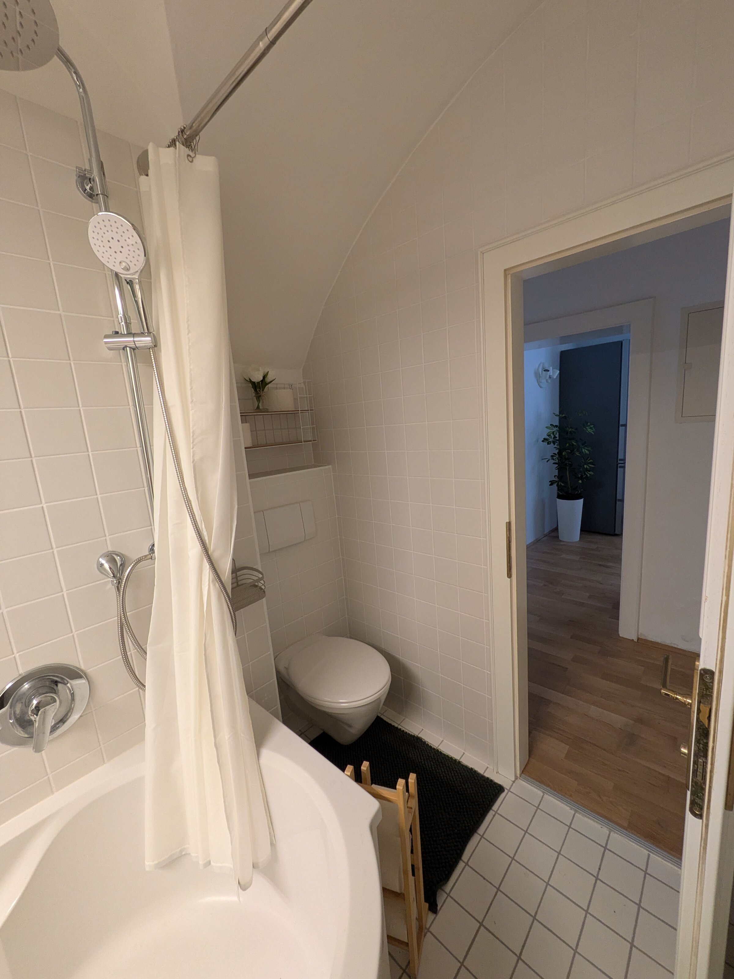 Ein helles, stilvoll gestaltetes Badezimmer mit Badewanne, integrierter Regendusche und einer modernen Toilette – gepflegt, klar strukturiert und komfortabel für jeden Aufenthalt | © Vermieter