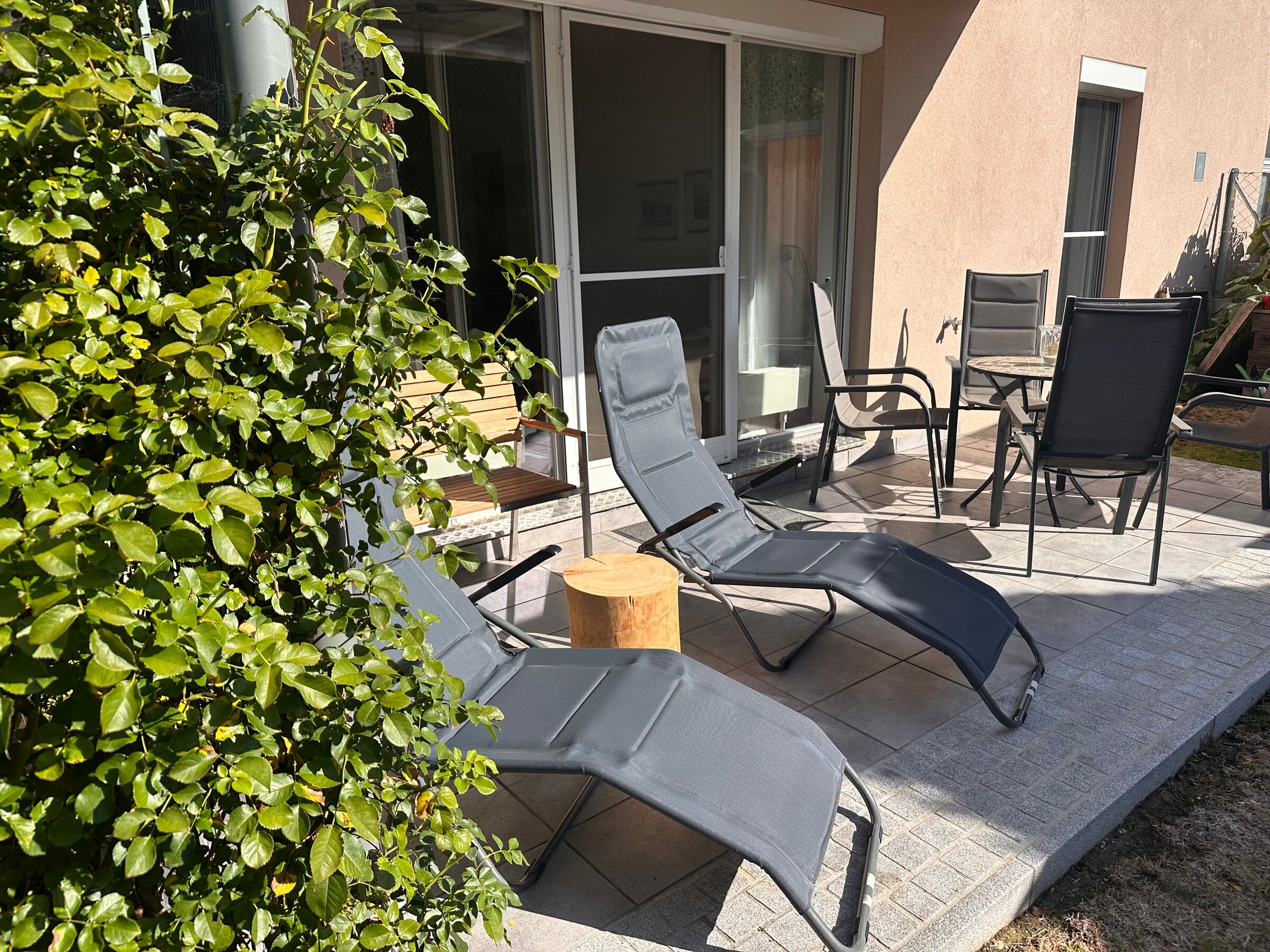 Sonnige Terrasse mit Liegestühlen – 3-Zimmer Wohnung, Kurzzeitmiete & Wohnen auf Zeit für 1 bis 6 Monate in Furth Göttweig