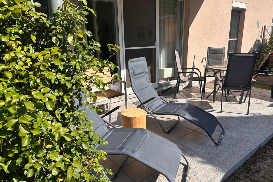 Sonnige Terrasse mit Liegestühlen – 3-Zimmer Wohnung, Kurzzeitmiete & Wohnen auf Zeit für 1 bis 6 Monate in Furth Göttweig