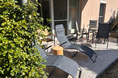 Sonnige Terrasse mit Liegestühlen – 3-Zimmer Wohnung, Kurzzeitmiete & Wohnen auf Zeit für 1 bis 6 Monate in Furth Göttweig