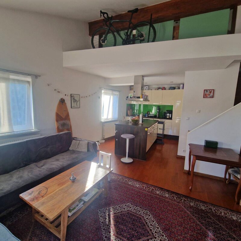 Open living & kitchen area with mezzanine – 3-room apartment for short-term rental & temporary housing for 1 to 6 months in Mondsee