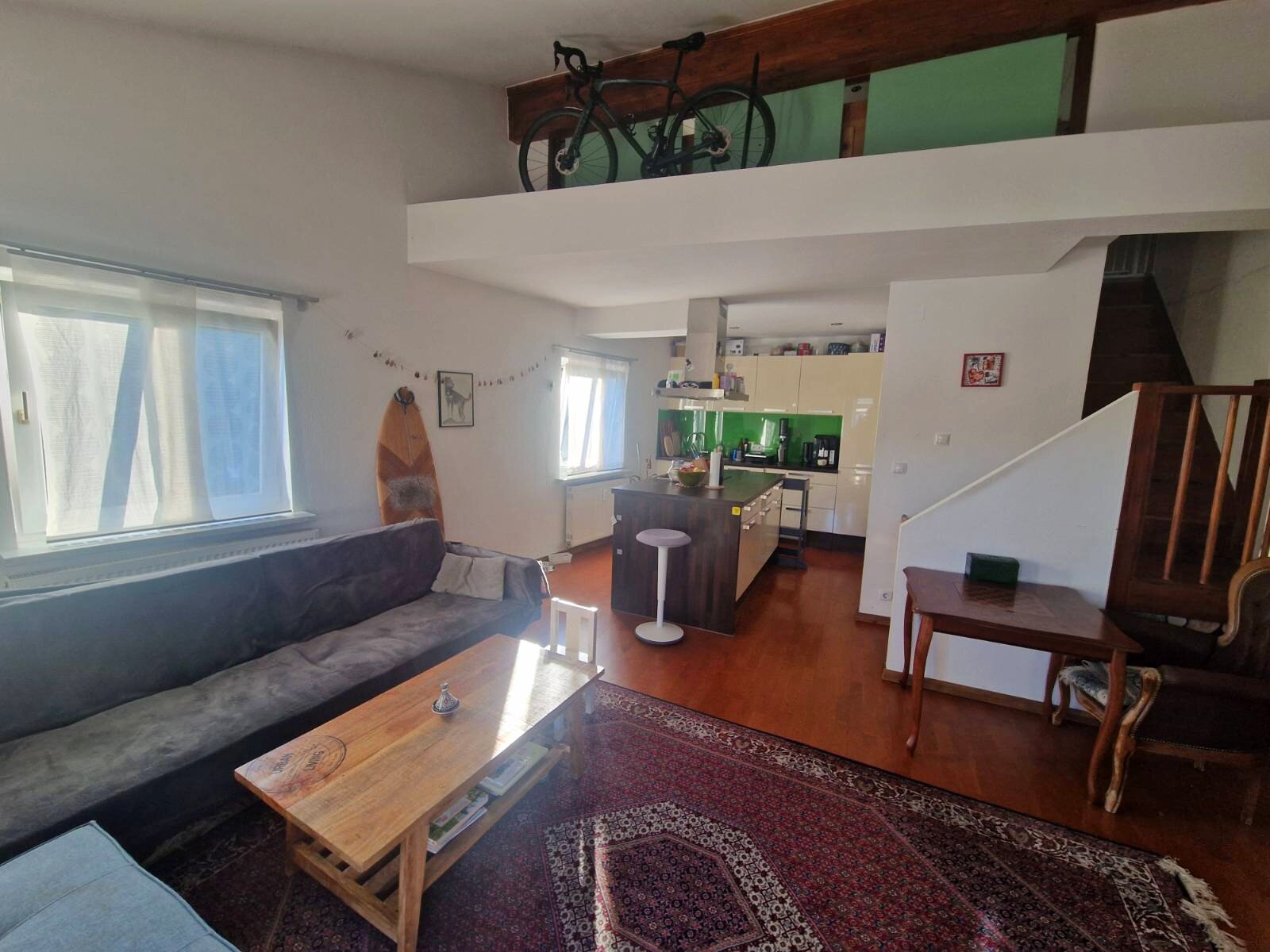 Open living & kitchen area with mezzanine – 3-room apartment for short-term rental & temporary housing for 1 to 6 months in Mondsee