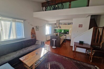 Open living & kitchen area with mezzanine – 3-room apartment for short-term rental & temporary housing for 1 to 6 months in Mondsee