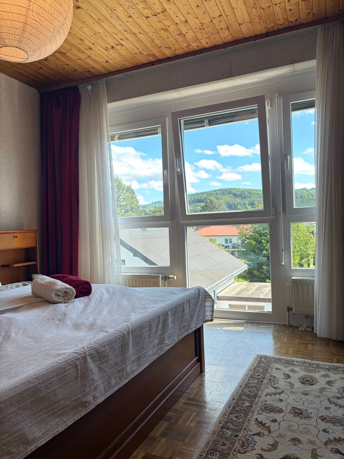 Helles Schlafzimmer mit Bergpanorama – 2-Zimmer Wohnung, Kurzzeitmiete & Wohnen auf Zeit für 1 bis 6 Monate in Schörfling