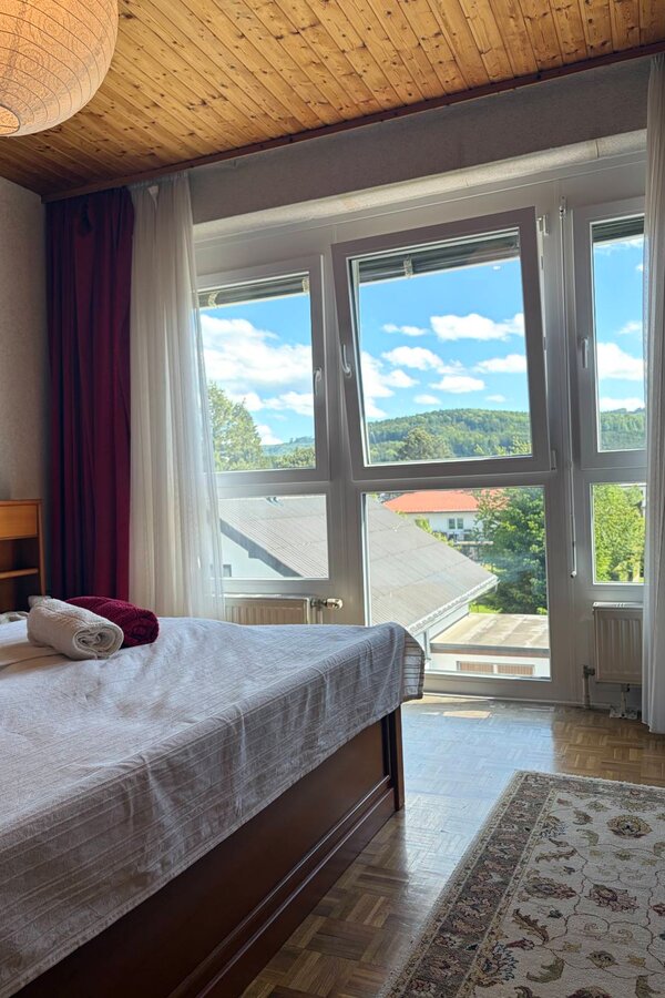 Helles Schlafzimmer mit Bergpanorama – 2-Zimmer Wohnung, Kurzzeitmiete & Wohnen auf Zeit für 1 bis 6 Monate in Schörfling