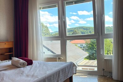 Helles Schlafzimmer mit Bergpanorama – 2-Zimmer Wohnung, Kurzzeitmiete & Wohnen auf Zeit für 1 bis 6 Monate in Schörfling