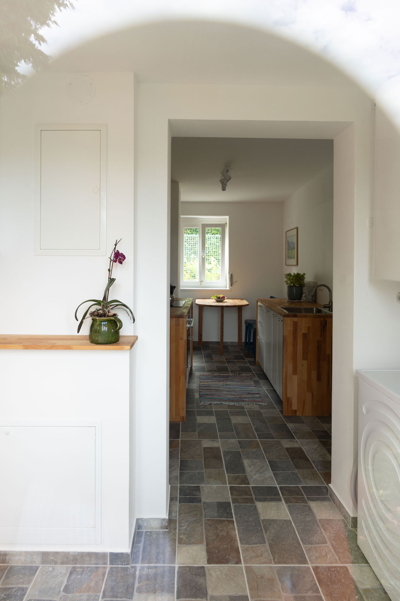 entrance area - view of the kitchen | © Alessandra Dorigato