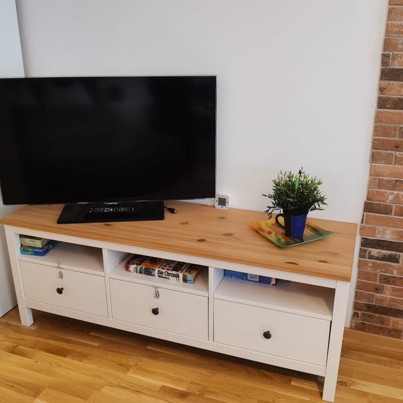 Internet-TV mit Netflix und Kleiderkasten