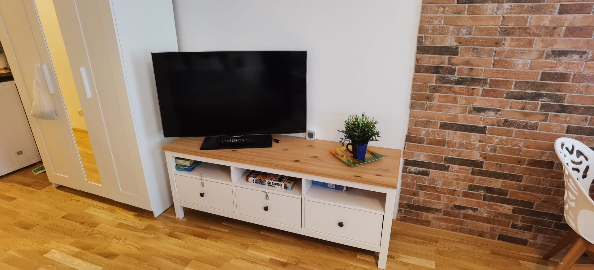 Internet-TV mit Netflix und Kleiderkasten