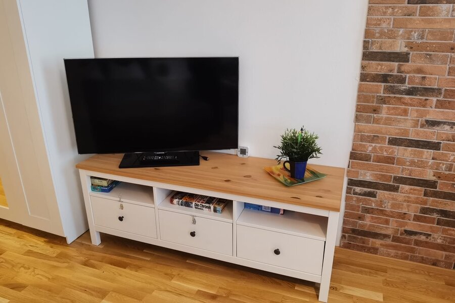 Internet-TV mit Netflix und Kleiderkasten