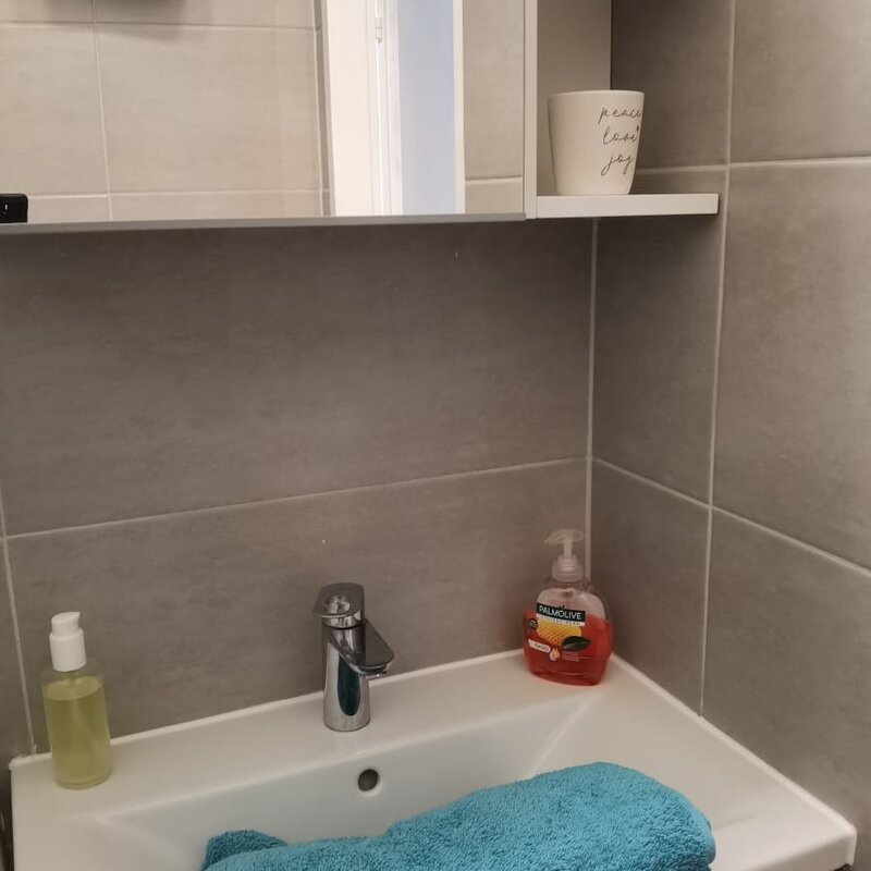 Badezimmer mit Spiegelschrank