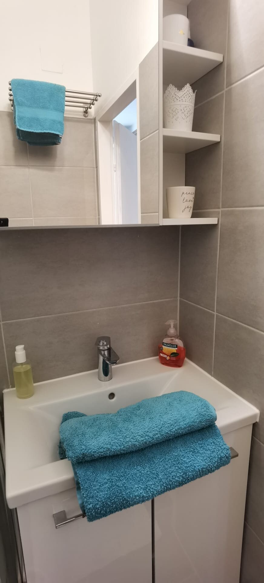 Badezimmer mit Spiegelschrank