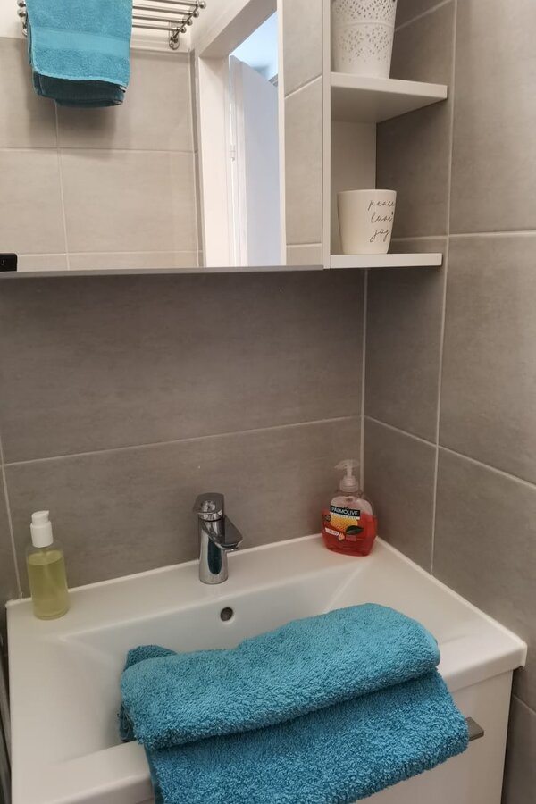 Badezimmer mit Spiegelschrank