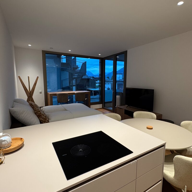 Heller Wohnbereich mit moderner Küche & Bergblick – 2-Zimmer Wohnung, Kurzzeitmiete Götzens, 1–6 Monate