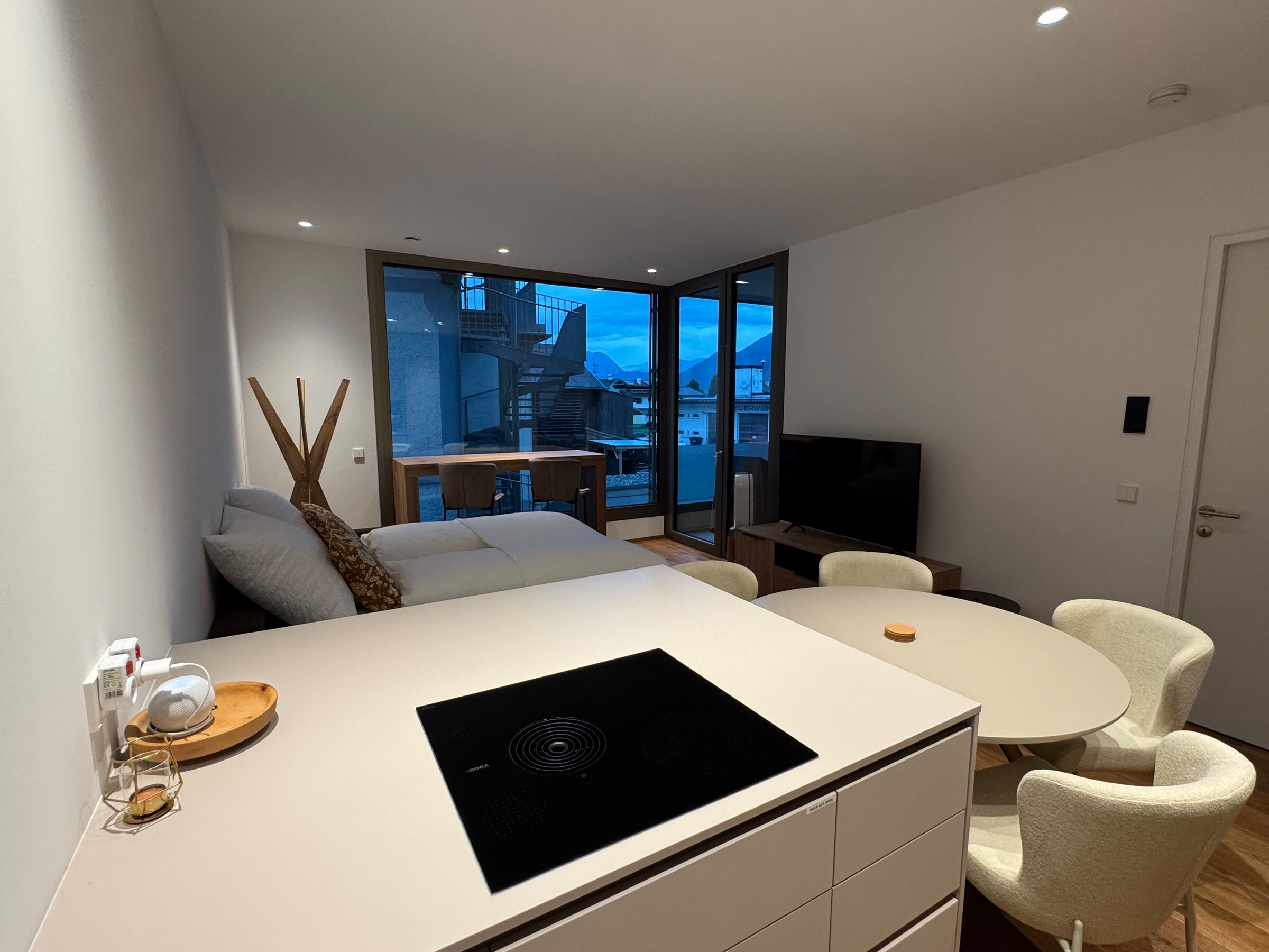 Heller Wohnbereich mit moderner Küche & Bergblick – 2-Zimmer Wohnung, Kurzzeitmiete Götzens, 1–6 Monate