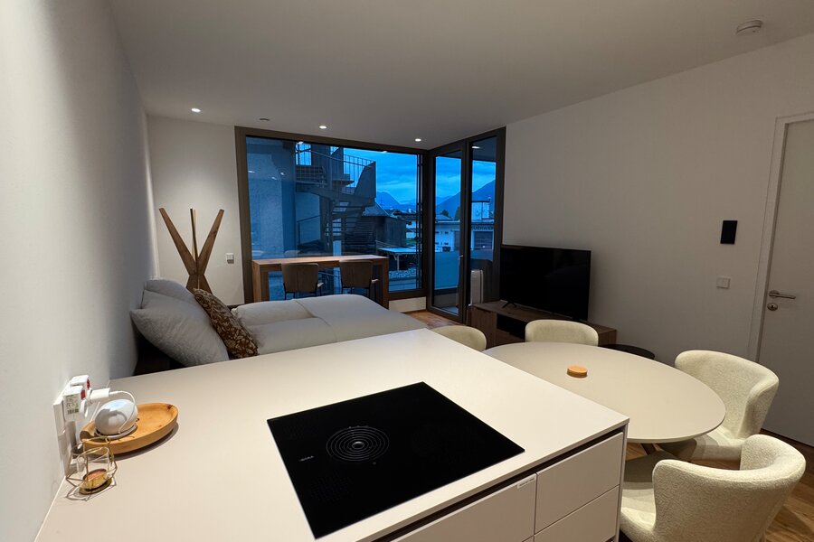 Heller Wohnbereich mit moderner Küche & Bergblick – 2-Zimmer Wohnung, Kurzzeitmiete Götzens, 1–6 Monate
