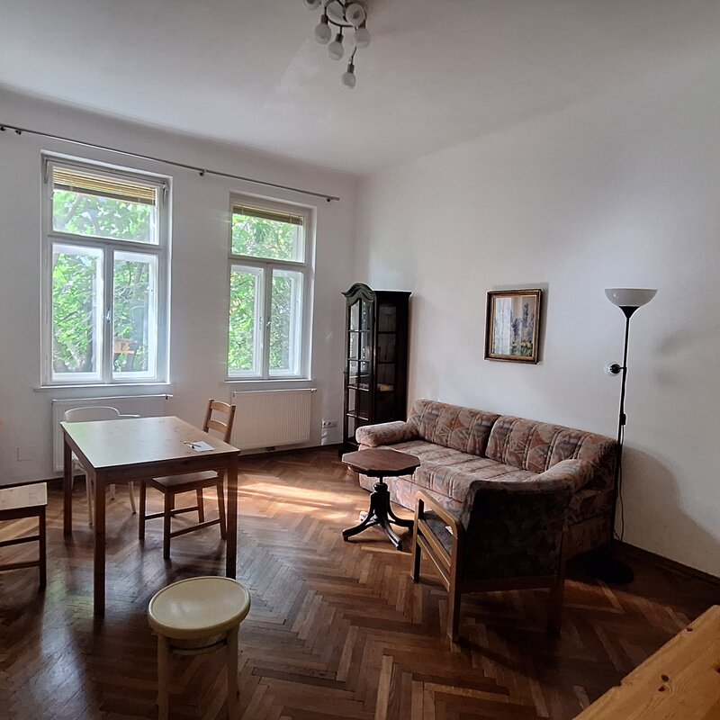 Das Wohnzimmer ist voll möbliert, mit viel Schrankraum und auch Übernachtungsmöglichkeit.  | © Sofia Gielge