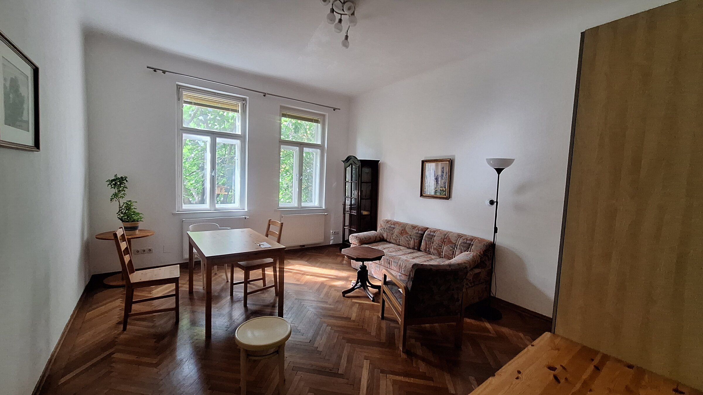 Das Wohnzimmer ist voll möbliert, mit viel Schrankraum und auch Übernachtungsmöglichkeit.  | © Sofia Gielge