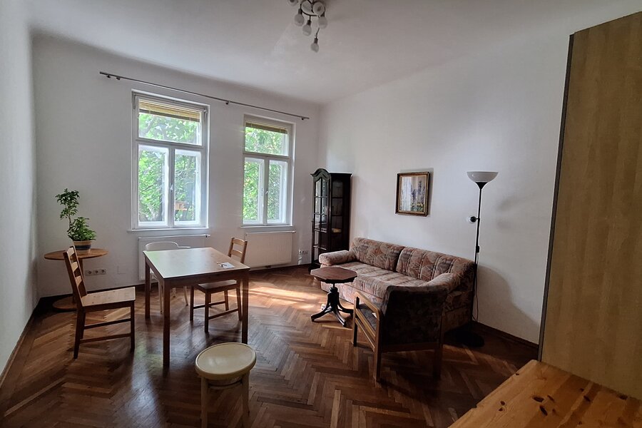 Das Wohnzimmer ist voll möbliert, mit viel Schrankraum und auch Übernachtungsmöglichkeit.  | © Sofia Gielge
