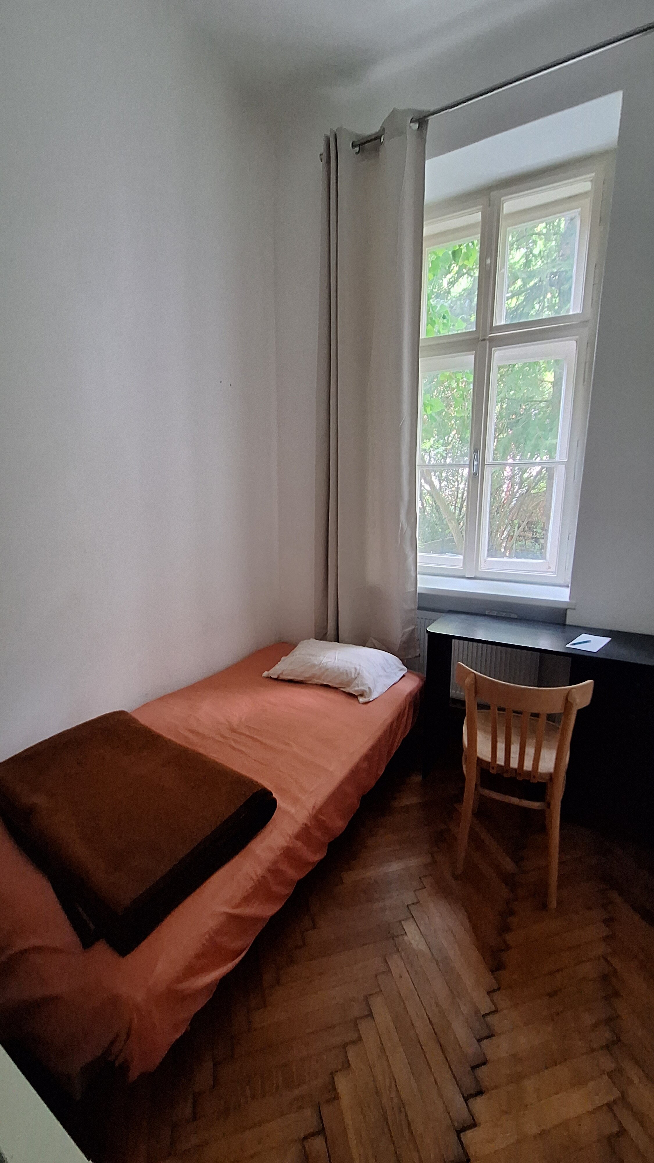 Schlafzimmer mit kl. Schreibtisch | © Sofia Gielge
