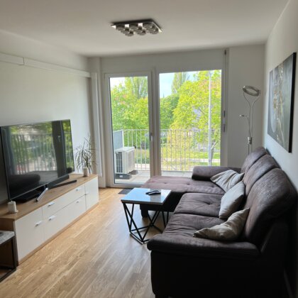 Helles Wohnzimmer mit Balkon – 2-Zimmer Wohnung zur Kurzzeitmiete, Wohnen auf Zeit für 1 bis 6 Monate in Wien