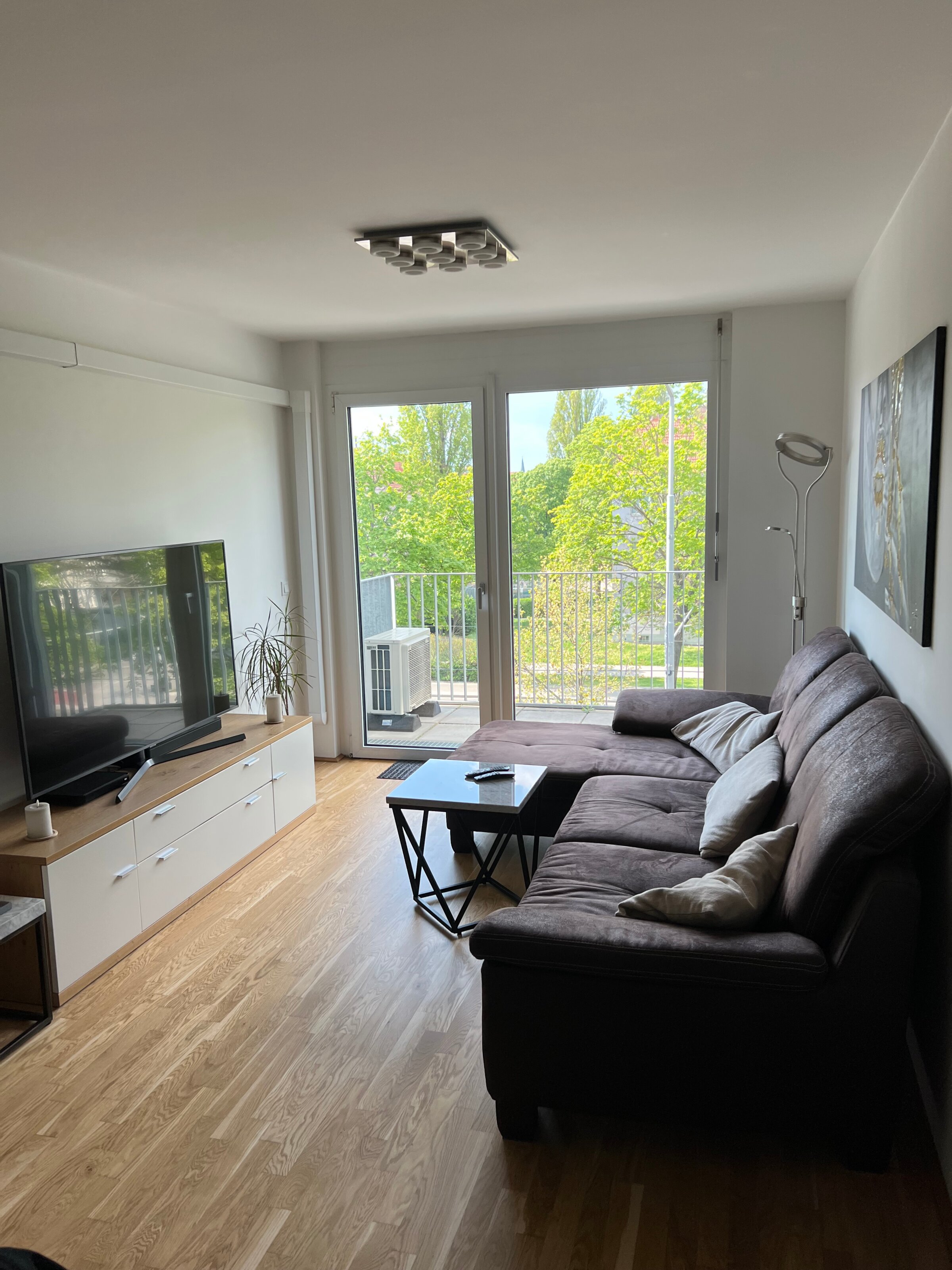 Helles Wohnzimmer mit Balkon – 2-Zimmer Wohnung zur Kurzzeitmiete, Wohnen auf Zeit für 1 bis 6 Monate in Wien
