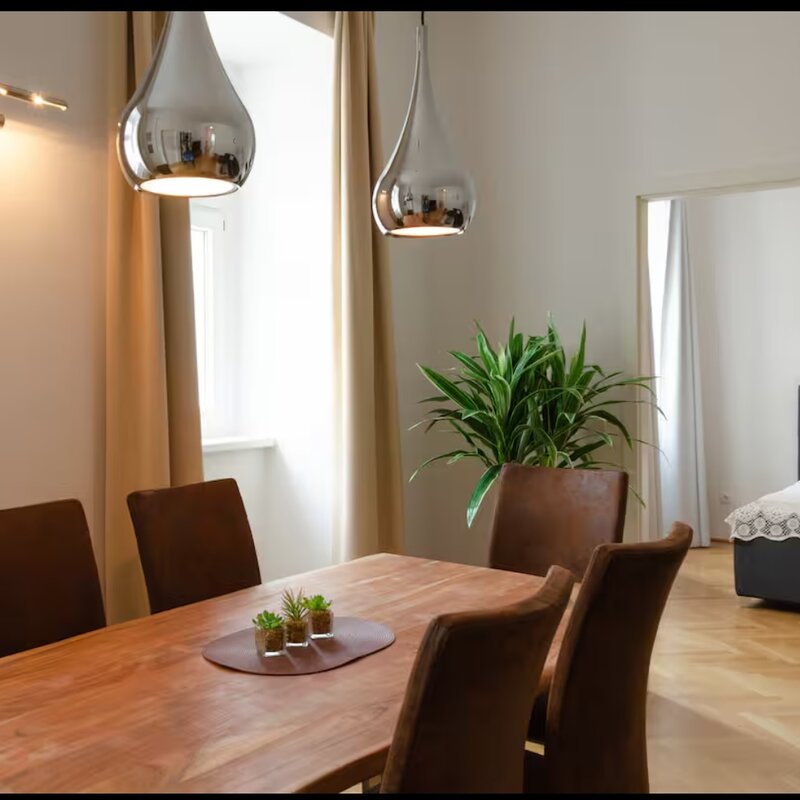 Wohnzimmer mit Esstisch 