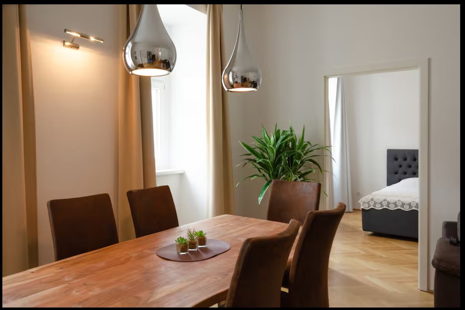 Wohnzimmer mit Esstisch 