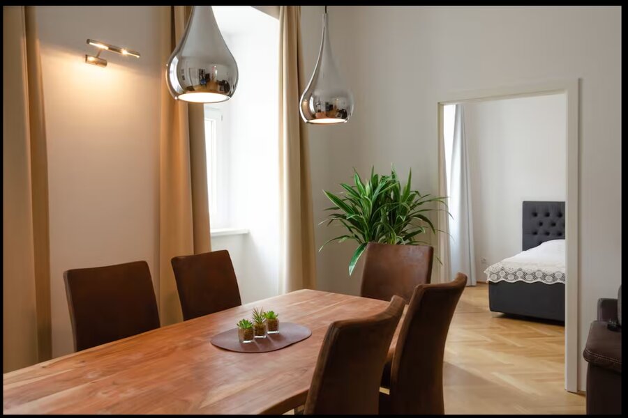 Wohnzimmer mit Esstisch 