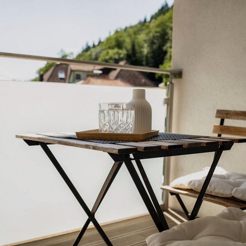 Sonnige Terrasse mit Holztisch – 2-Zimmer-Wohnung zur Kurzzeitmiete & Wohnen auf Zeit für 1 bis 6 Monate in Krems