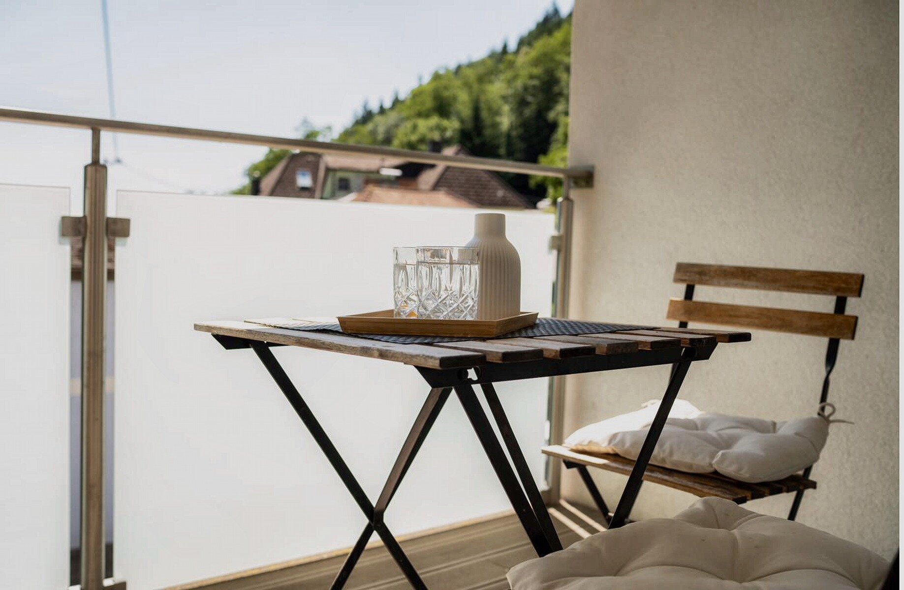 Sonnige Terrasse mit Holztisch – 2-Zimmer-Wohnung zur Kurzzeitmiete & Wohnen auf Zeit für 1 bis 6 Monate in Krems