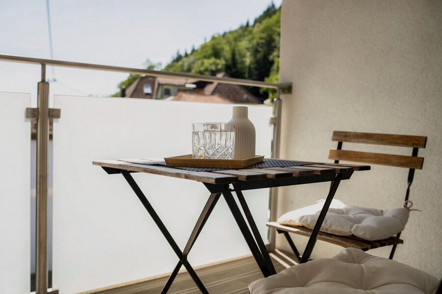 Sonnige Terrasse mit Holztisch – 2-Zimmer-Wohnung zur Kurzzeitmiete & Wohnen auf Zeit für 1 bis 6 Monate in Krems