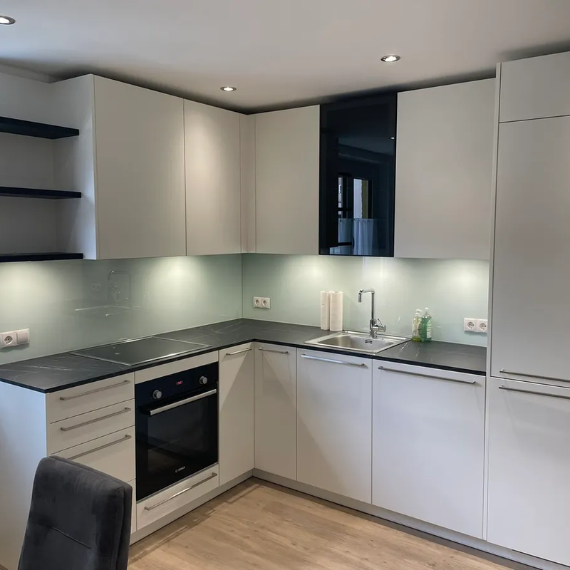 Moderne Einbauküche mit Backofen & Spüle – 2-Zimmer Wohnung zur Kurzzeitmiete & Wohnen auf Zeit in Salzburg