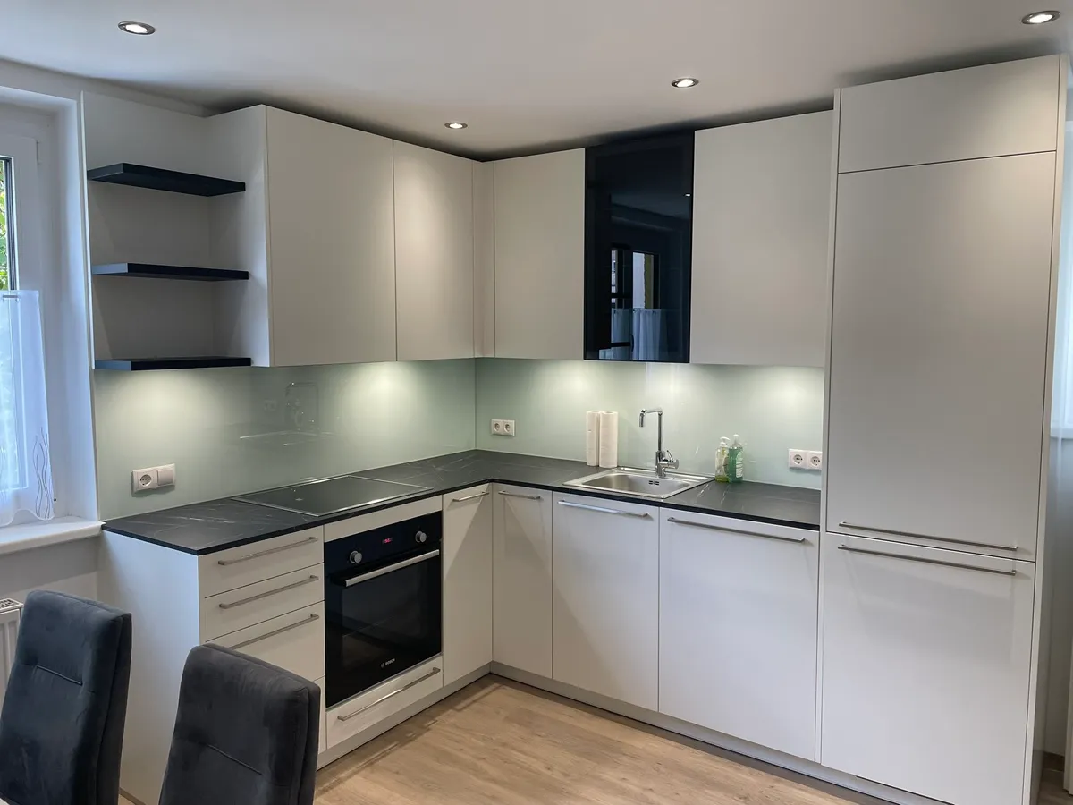 Moderne Einbauküche mit Backofen & Spüle – 2-Zimmer Wohnung zur Kurzzeitmiete & Wohnen auf Zeit in Salzburg