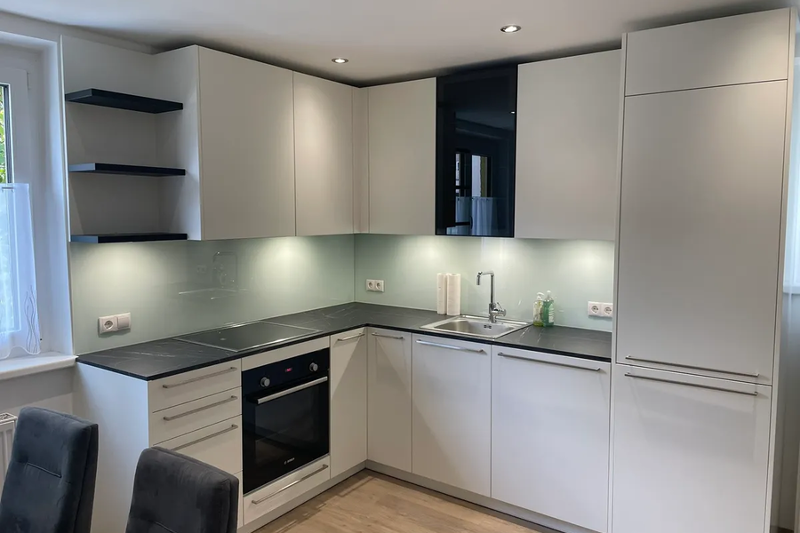 Moderne Einbauküche mit Backofen & Spüle – 2-Zimmer Wohnung zur Kurzzeitmiete & Wohnen auf Zeit in Salzburg