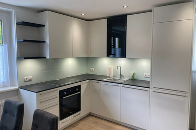 Moderne Einbauküche mit Backofen & Spüle – 2-Zimmer Wohnung zur Kurzzeitmiete & Wohnen auf Zeit in Salzburg