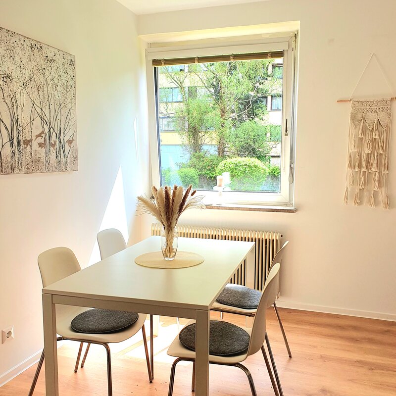 Bright dining area with natural light – 3-room apartment, short-term rental & temporary housing for 1 to 6 months in Graz