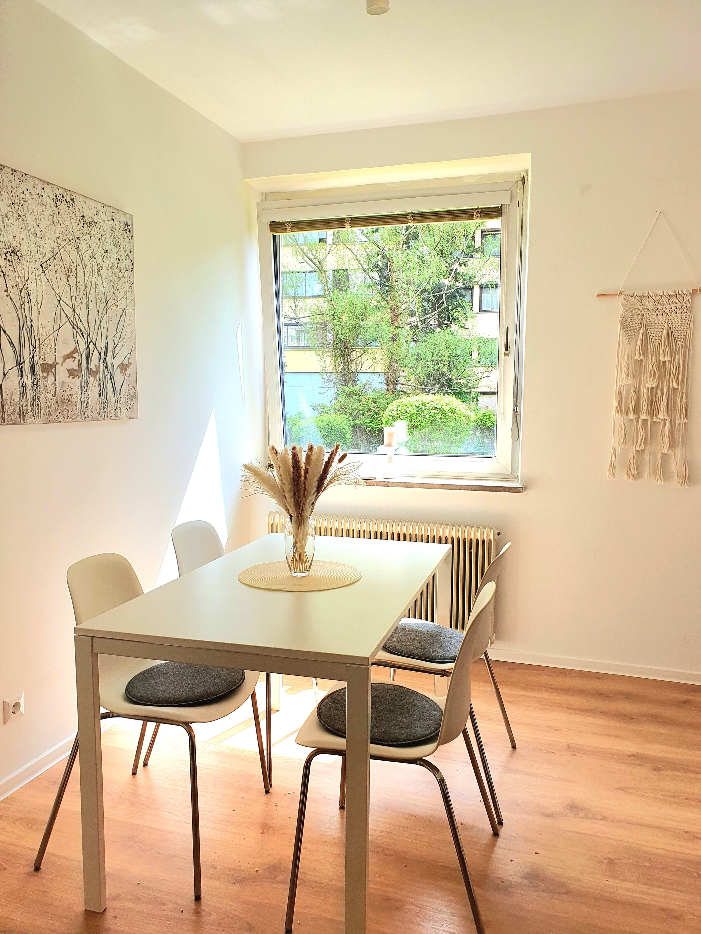 Bright dining area with natural light – 3-room apartment, short-term rental & temporary housing for 1 to 6 months in Graz
